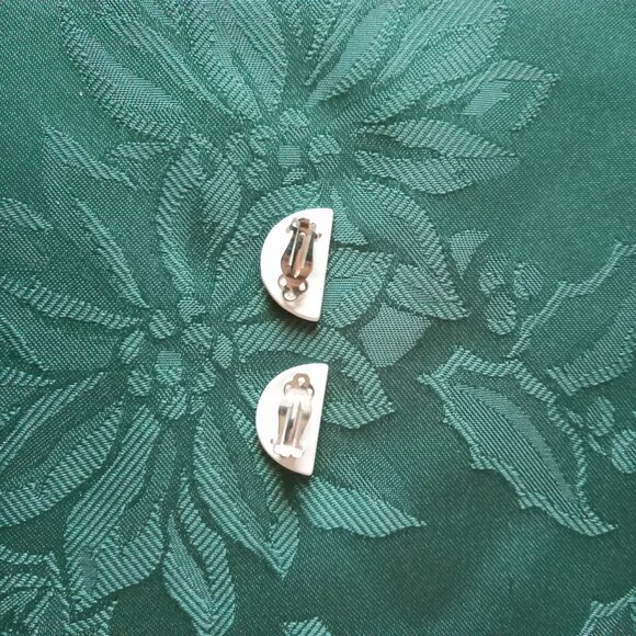 Vintage red and white enamel clip-on earrings like new - Picture 2 of 2